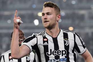 De Ligt foi contratado a peso de ouro pela Juventus após destaque no Ajax (Foto: FILIPPO MONTEFORTE / AFP)