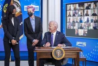 Biden assina lei que restringe compra de armas nos EUA
