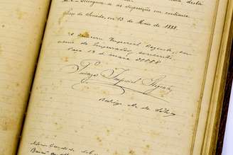  Documento oficial da Lei Áurea, que aboliu a escravidão em 1888, assinada pela então Princesa Imperial Regente (1846-1921) Isabel, hoje preservada no Arquivo do Senado Federal
