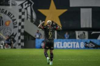 Gabigol comemorando na Vila Belmiro: atacante tem bom retrospecto contra o Santos (Alexandre Vidal/Flamengo)