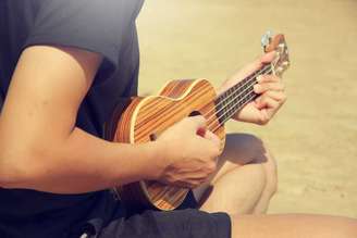 O ukulele é divertido e prático, sendo perfeito para diversas situações (Foto/Pexels)