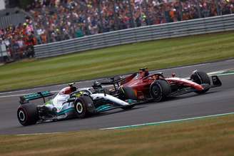 Lewis Hamilton e Charles Leclerc duelaram na parte final da corrida 
