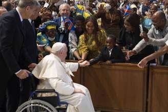 Papa Francisco vem usando cadeira de rodas por conta de problemas no joelho