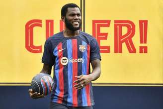 Franck Kessié assinou contrato com o Barcelona até 2026 (PAU BARRENA / AFP)