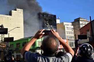 Homem tira foto de incêndio de grandes proporções em prédios na região central de São Paulo