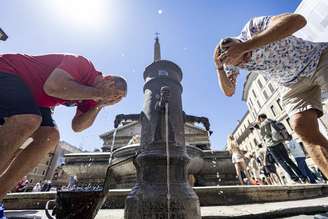 Turistas se refrescam em fonte no centro de Roma