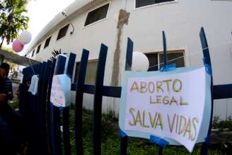 Cartazes em apoio ao aborto legal colocados nas grades do Centro Integrado de Saúde Amaury de Medeiros (Cisam), no Recife (PE)