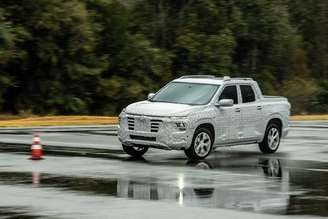 Nova picape Chevrolet Montana em testes na pista da GM.