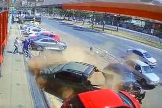 Motorista bêbado e sem CNH bate em 4 carros no DF; veja