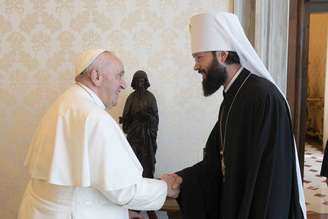 Papa Francisco cumprimenta o metropolita Antonio, da Igreja Ortodoxa Russa