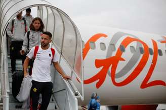 Everton Ribeiro em desembarque do Flamengo em São Paulo (Foto: Gilvan de Souza/Flamengo)