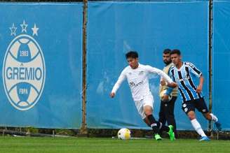 Miguelito tenta escapar da marcação do Grêmio (Foto: Renan Jardim / Grêmio)