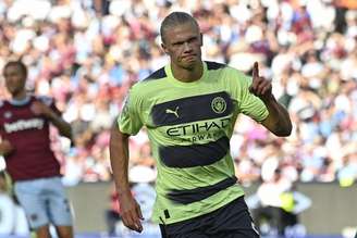 Haaland marcou dois gols em sua primeira partida de Premier League (Foto: JUSTIN TALLIS / AFP)