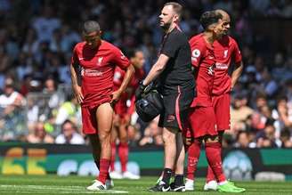 Thiago Alcântara sentiu incômodo na parte posterior da coxa esquerda contra o Fulham (Foto: JUSTIN TALLIS / AFP)