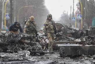 Soldados ucranianos em Bucha, cidade que foi palco de massacres contra população civil durante ocupação russa