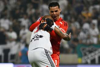 Felipe Alves comemora a classificação à semifinal da Copa Sul-Americana (Foto: Kely Pereira / AFP)