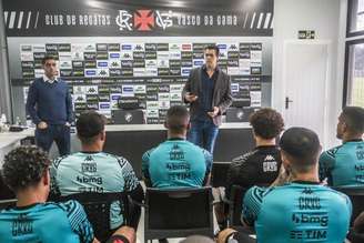 Paulo Bracks, no centro da imagem, é o novo homem forte do futebol do Vasco (Daniel Ramalho/Vasco)