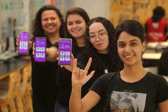 Débora, Larissa, Lívia e Vanessa, as criadoras do app Bilinguismo