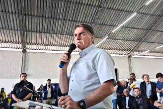 O presidente Jair Bolsonaro durante campanha eleitoral na manhã desta terça (16) em Juiz de Fora