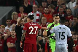 Darwin Núñez foi expulso na partida entre Liverpool e Crystal Palace, pela Premier League (Foto: Paul ELLIS / AFP)