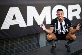 Gabriel Pires com a camisa do Botafogo (Foto: Vítor Silva/Botafogo)