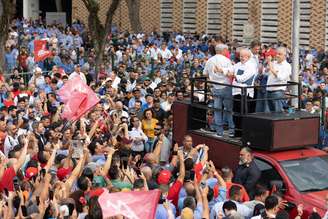 O candidato à presidência Luiz Inácio Lula da Silva (PT) participa do seu primeiro ato de campanha em fábrica da Volkswagen em São Bernardo do Campo, no ABC Paulista, na tarde desta terça-feira (16).