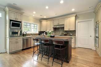 Banquetas altas são excelentes opções para cozinhas (Imagem: Shutterstock)