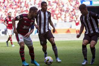 Everton Ribeiro, Victor Sá e Lucas Fernandes durante o último clássico carioca (Foto: Paula Reis/Flamengo)