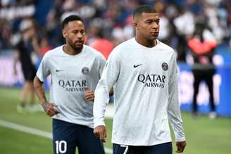 Neymar e Mbappé se desentenderam nos últimos dias no PSG (Foto: STEPHANE DE SAKUTIN / AFP)