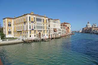 Turistas surfaram no Canal Grande de Veneza