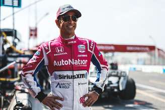 Helio Castroneves renovou com a Meyer Shank 