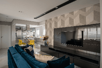 Painel de TV combinado com o rack oculta a fiação (Imagem: Henrique Ribeiro / Projeto escritório PB Arquitetura)