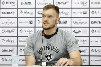 Lucas Perri foi apresentado pelo Botafogo nesta sexta-feira (Foto: Vitor Silva/Botafogo)