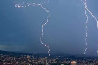 Em uma tempestade, os raios podem tanto cair na terra quanto subir aos céus.