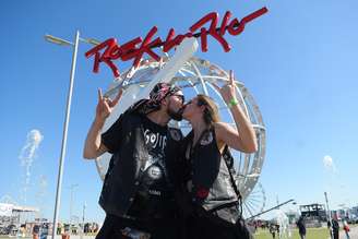 Casal curte Rock in Rio em clima de pegação