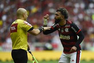 Gabigol reclamando com a arbitragem da partida entre Flamengo e Ceará (Foto: Marcelo Cortes/Flamengo)