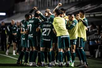 Jogadores do Goiás comemoram gol durante partida