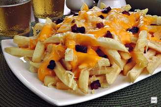 Batata frita com cheddar, bacon e parmesão | Foto: Guia da Cozinha