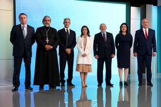  Os candidatos Jair Bolsonaro (PL), Padre Kelmon (PTB), Luiz Felipe D’Ávila (NOVO), Soraya Thronicke (União Brasil), Luiz Inácio Lula da Silva (PT), Simone Tebet (MDB) e Ciro Gomes (PDT) no estúdio da TV Globo