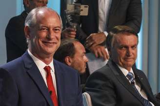 Bolsonaro observa Ciro Gomes durante o debate na Globo