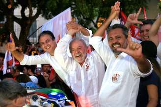 O ex-presidente Lula e, à direita, o governador eleito no Ceará, Elmano de Freitas, durante campanha