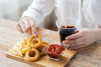 Evite frituras e refrigerantes para combater o inchaço na barriga