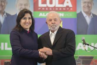 O ex-presidente e candidato à presidência Luiz Inácio Lula da Silva (PT) se encontra com a candidata derrotada à presidência Simone Tebet (MDB-MS)