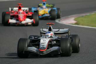 Kimi Raikkonen, Michael Schumacher e Fernando Alonso durante o GP do Japão de 2005