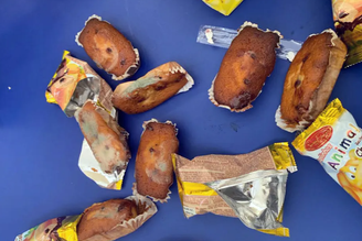 Imagens mostram bolinhos oferecidos para os alunos com mofo, impróprios para o consumo