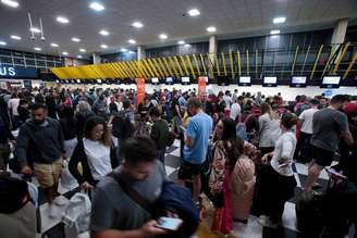 Passageiros se aglomeram no Aeroporto de Congonhas; acidente envolvendo jato executivo no domingo, fechou pista principal da unidade aeroportuária e causa atrasos e cancelamentos de voos