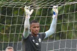 Goleiro John voltou a trabalhar com bola nesta quinta-feira (Foto: Ivan Storti/Santos FC)