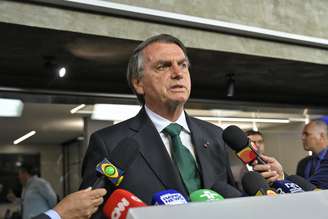 Presidente Jair Bolsonaro (PL) conversa com jornalistas ao chegar aos estúdios da TV Bandeirantes para participar do debate presidencial promovido pela emissora na noite deste domingo, 16