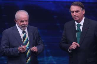 O candidato à presidência Luiz Inácio Lula da Silva (PT) e o presidente e candidato à reeleição, Jair Bolsonaro (PL), durante o debate do segundo turno realizado pelo Grupo Bandeirantes, em parceria com a TV Cultura, o portal UOL e o jornal Folha de S. Paulo, nos estúdios da Band em São Paulo, na noite deste domingo (16)