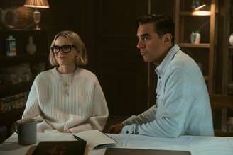 Naomi Watts e Bobby Cannavale como Nora e Dean Brannock